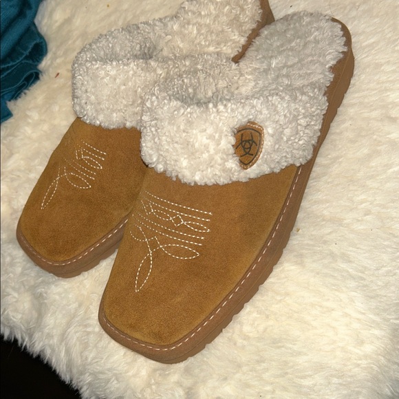 Jackie Square Toe Ariat Tan Slippers with Faux Fur Lining. - Picture 3 of 4